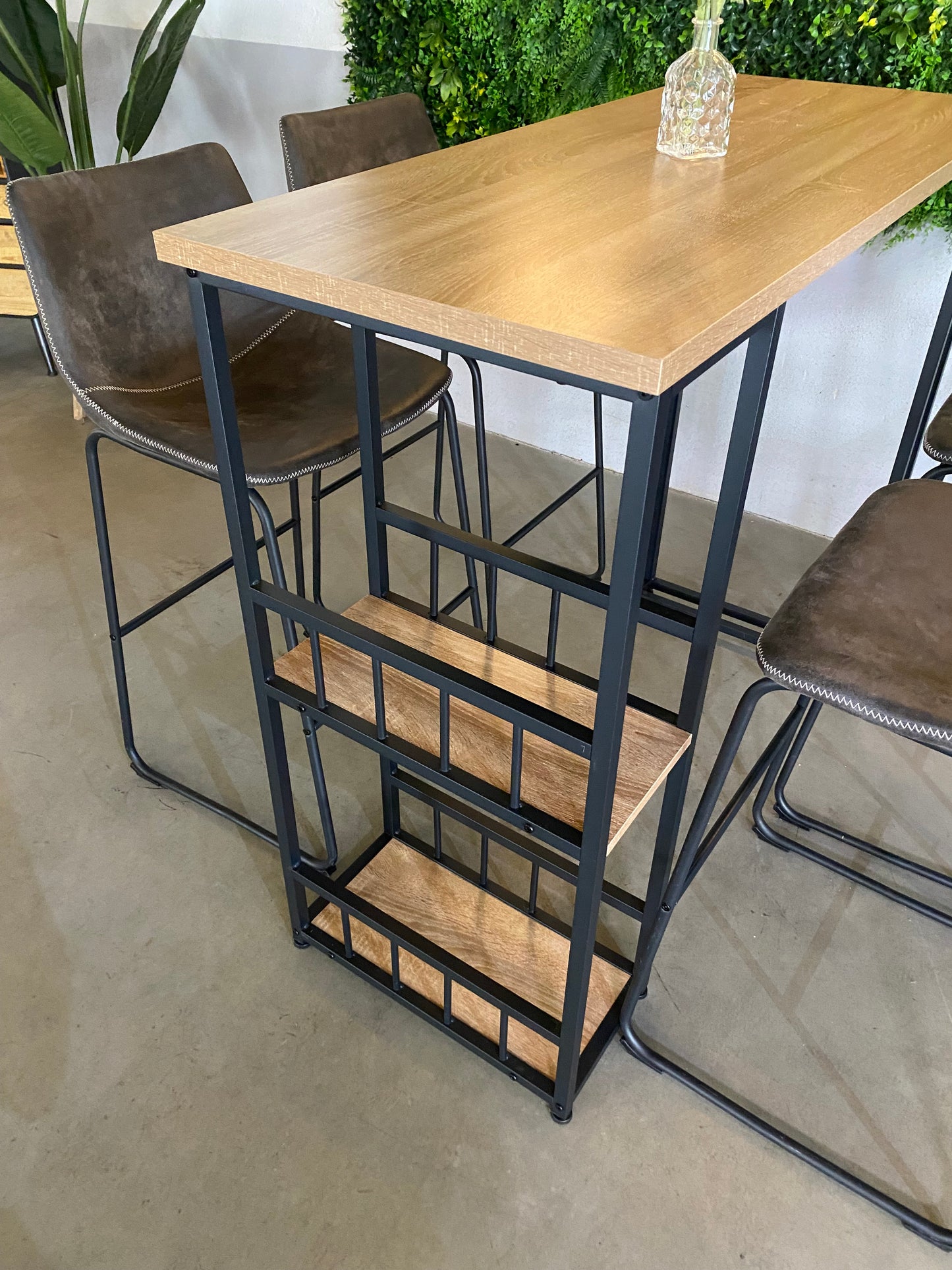 Bartisch mit vier Barhockern