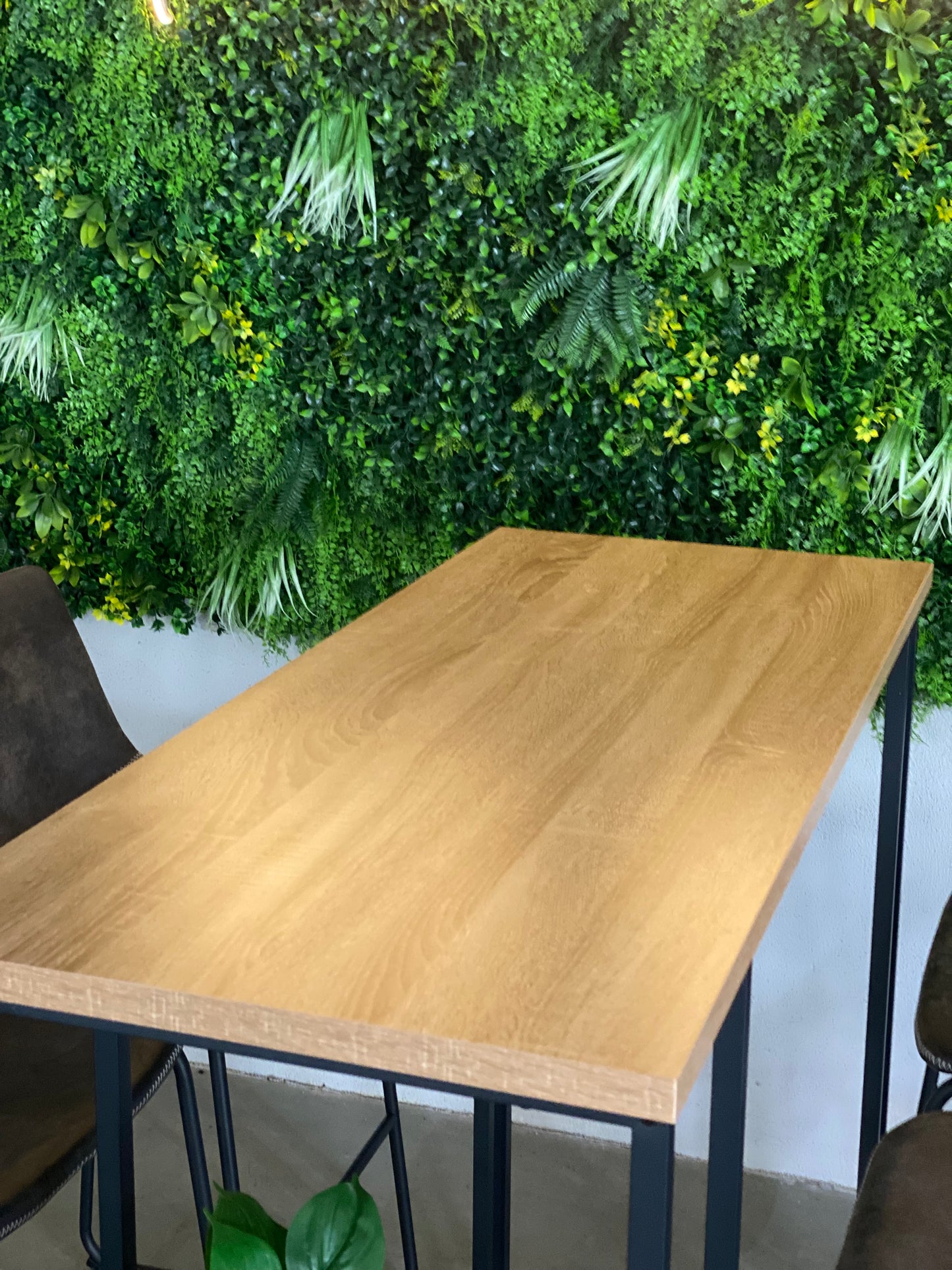 Bartisch mit vier Barhockern