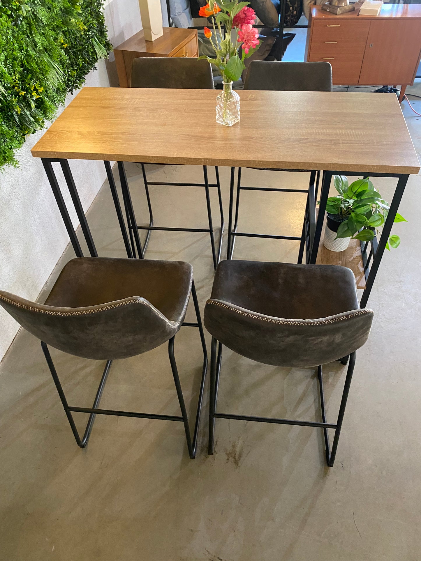 Bartisch mit vier Barhockern