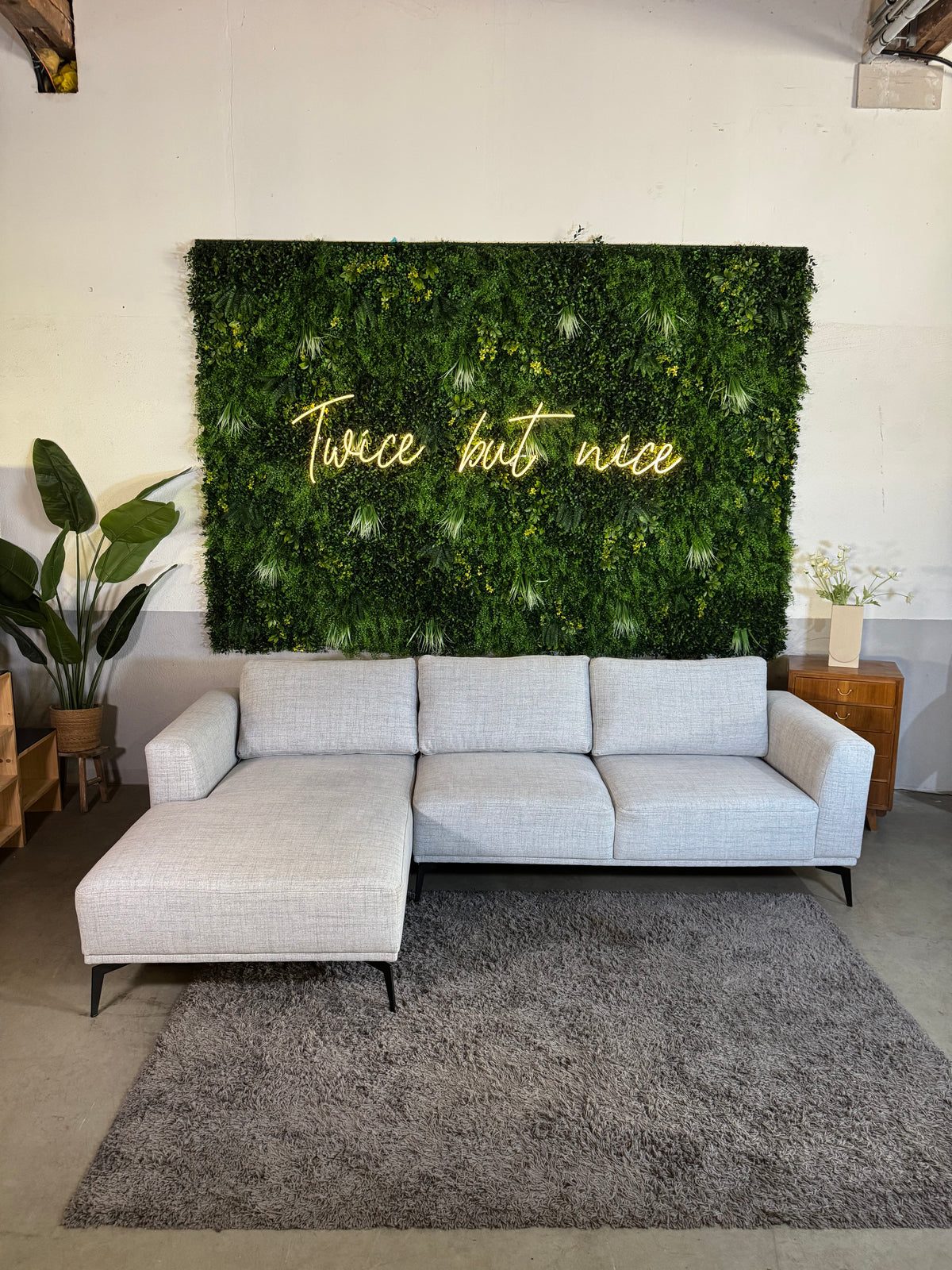 Modernes, hellgraues Ecksofa