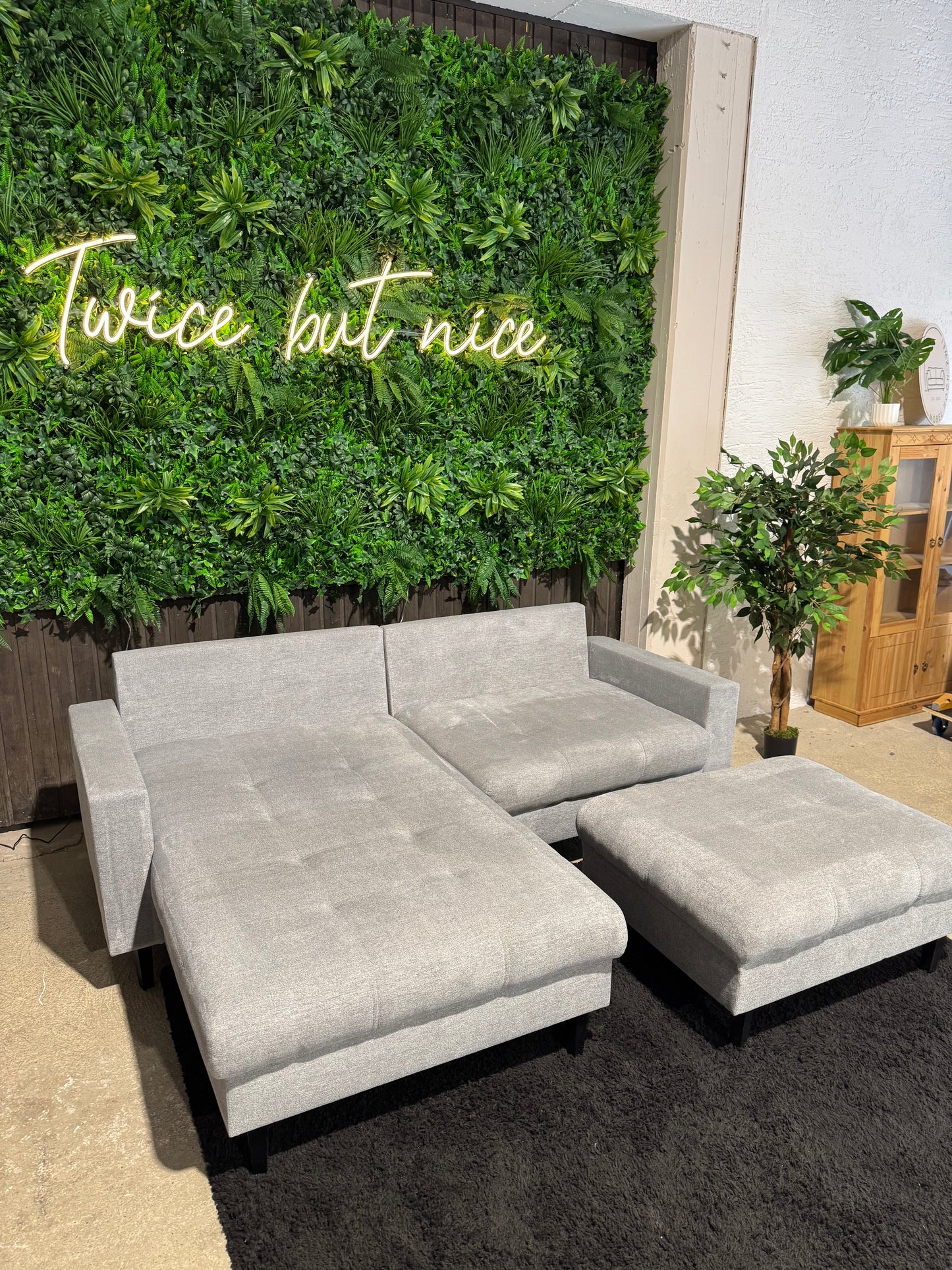 hellgraues Ecksofa mit Hocker