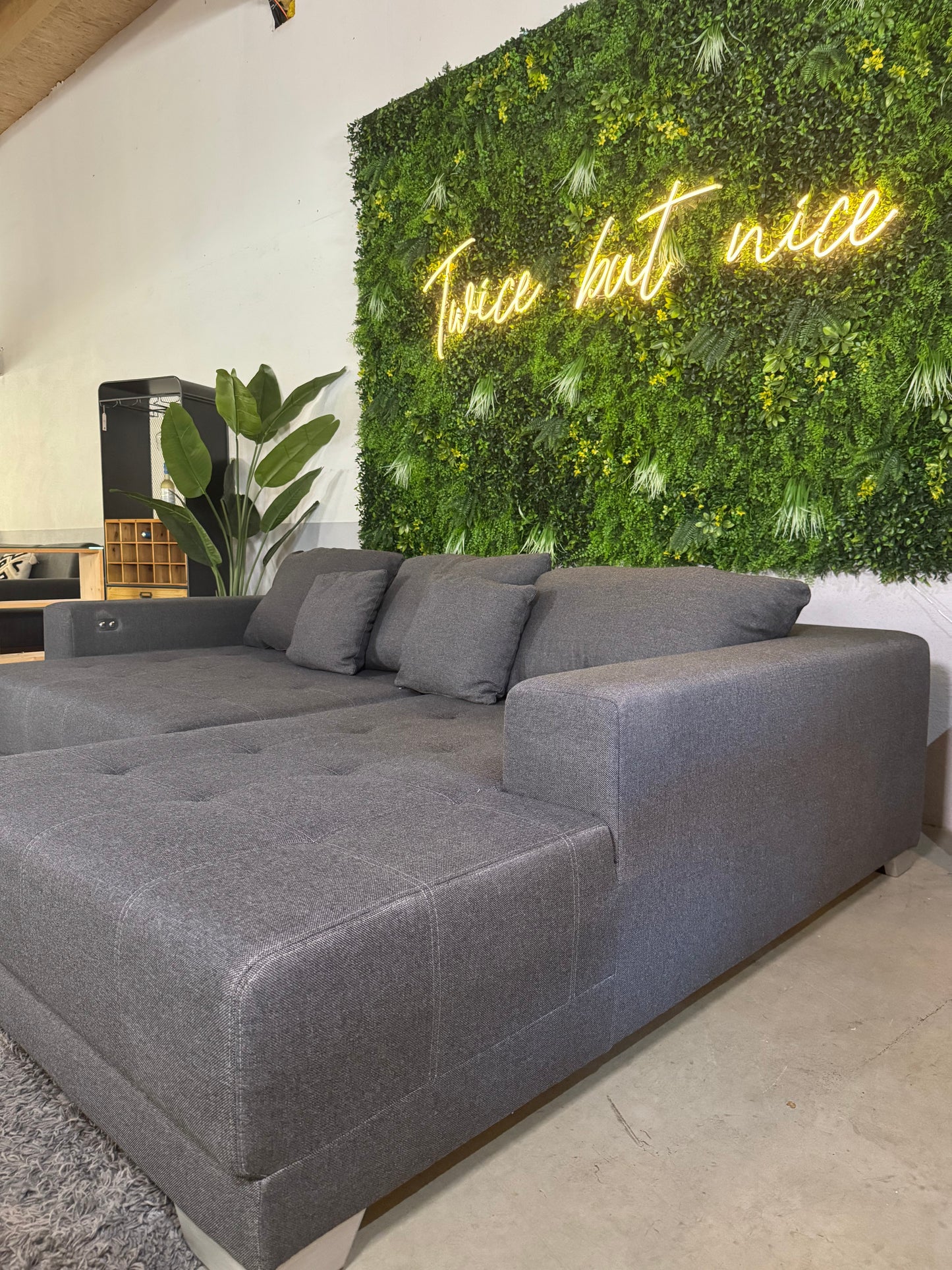 Ecksofa mit elektrischer Ausziehfunktion