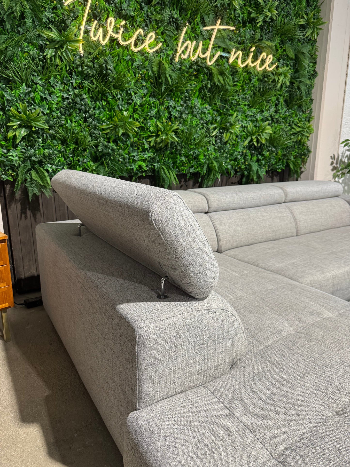 Ecksofa mit elektrischer Ausziehfunktion