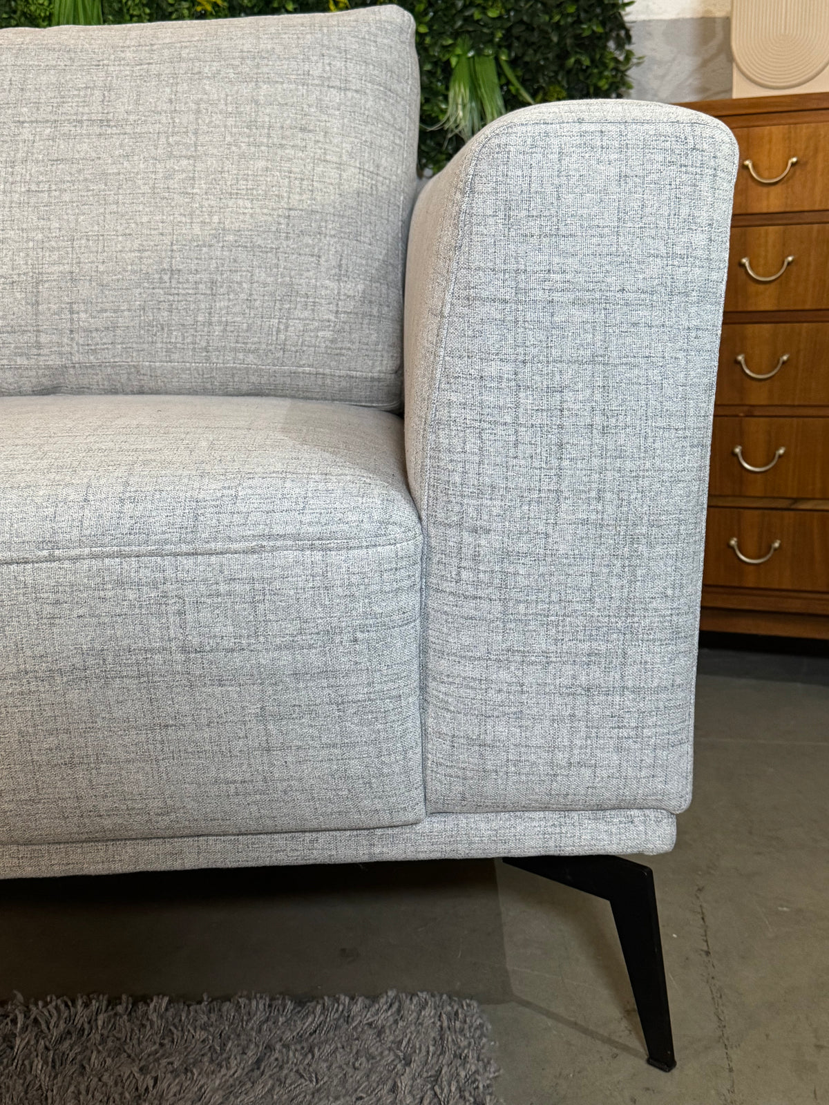 Modernes, hellgraues Ecksofa