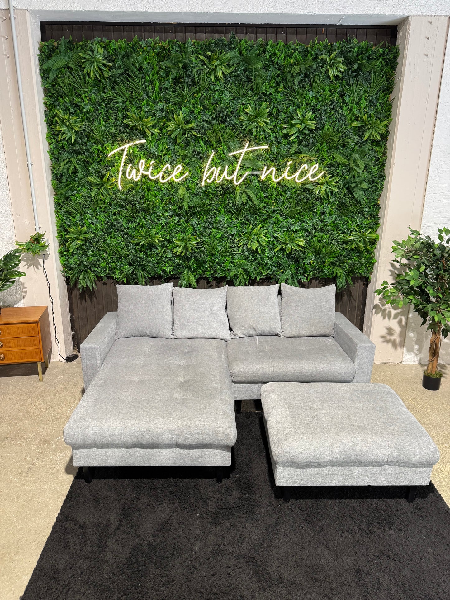 hellgraues Ecksofa mit Hocker