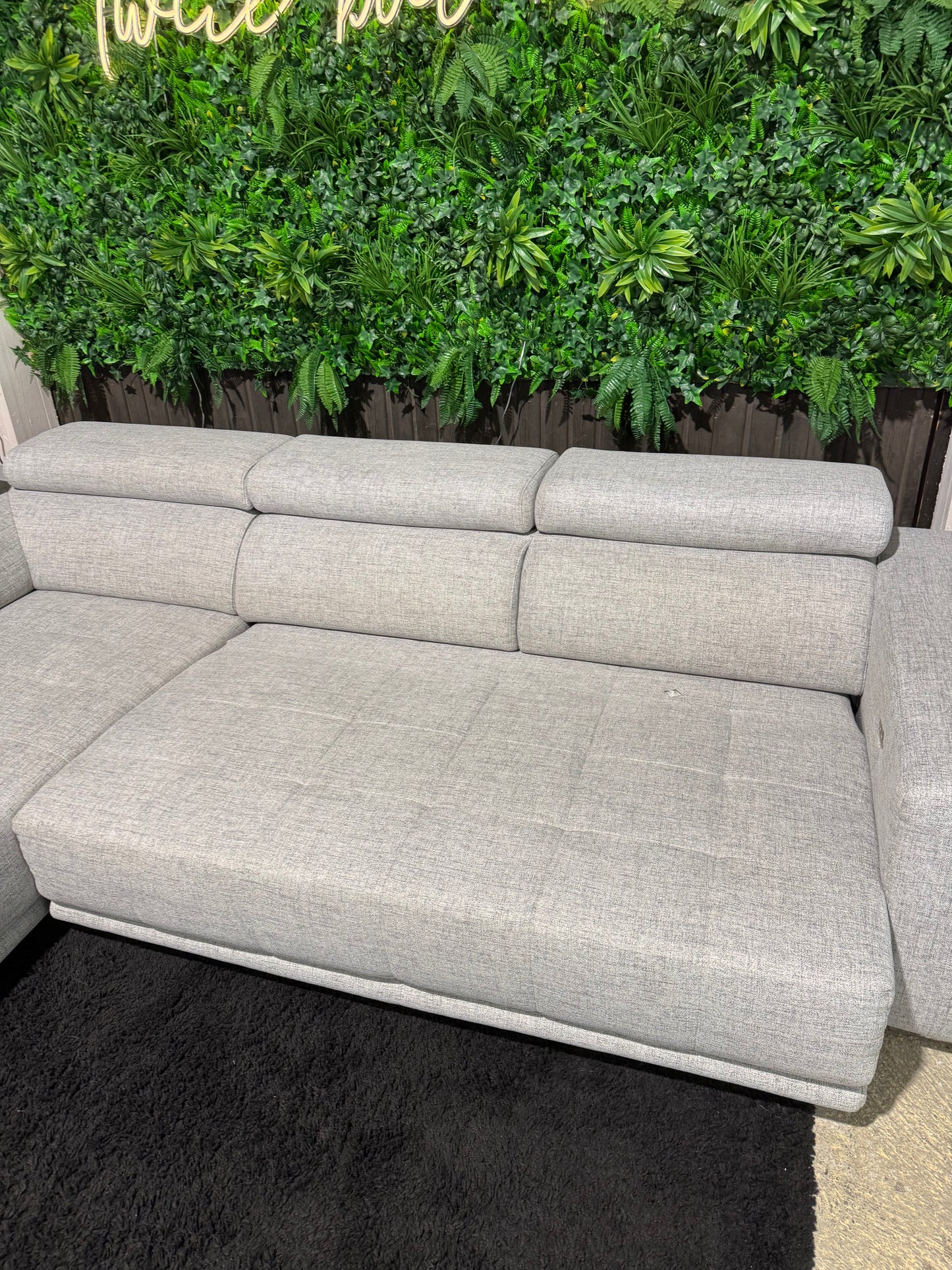 Ecksofa mit elektrischer Ausziehfunktion