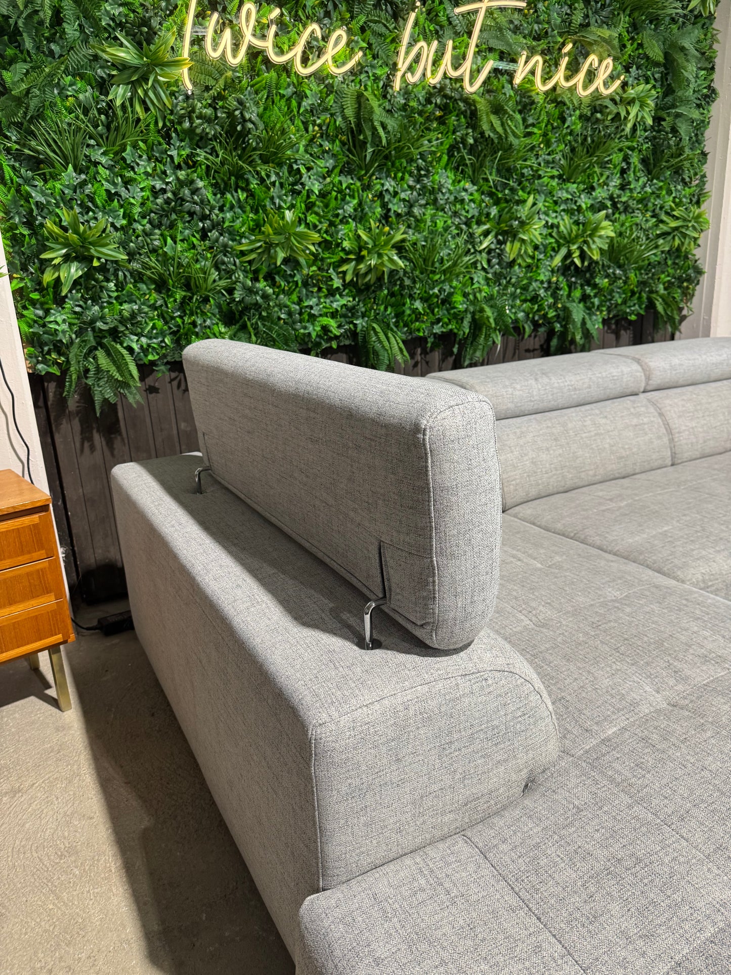 Ecksofa mit elektrischer Ausziehfunktion