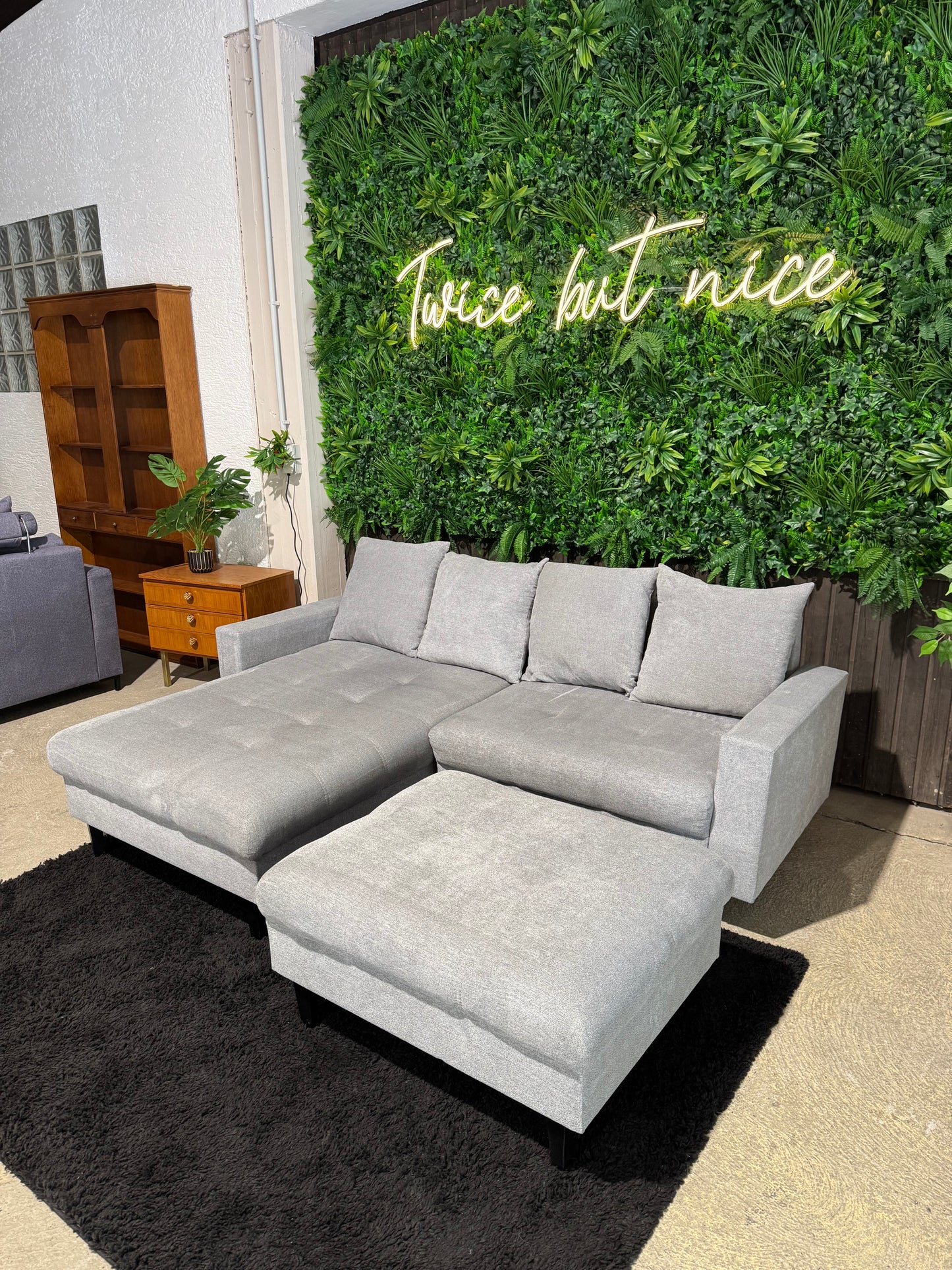 hellgraues Ecksofa mit Hocker