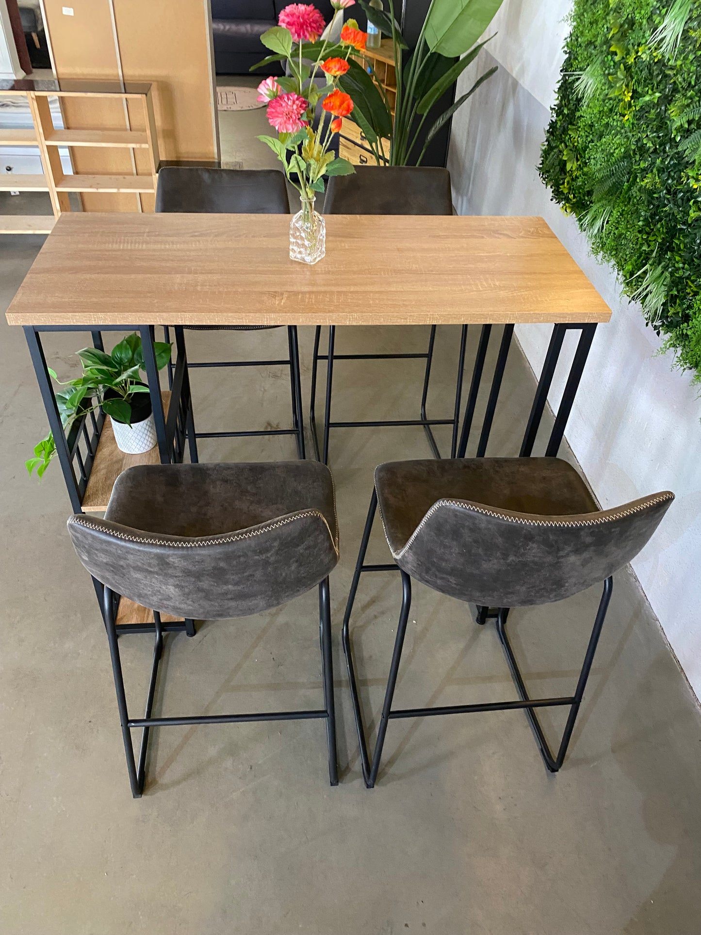 Bartisch mit vier Barhockern