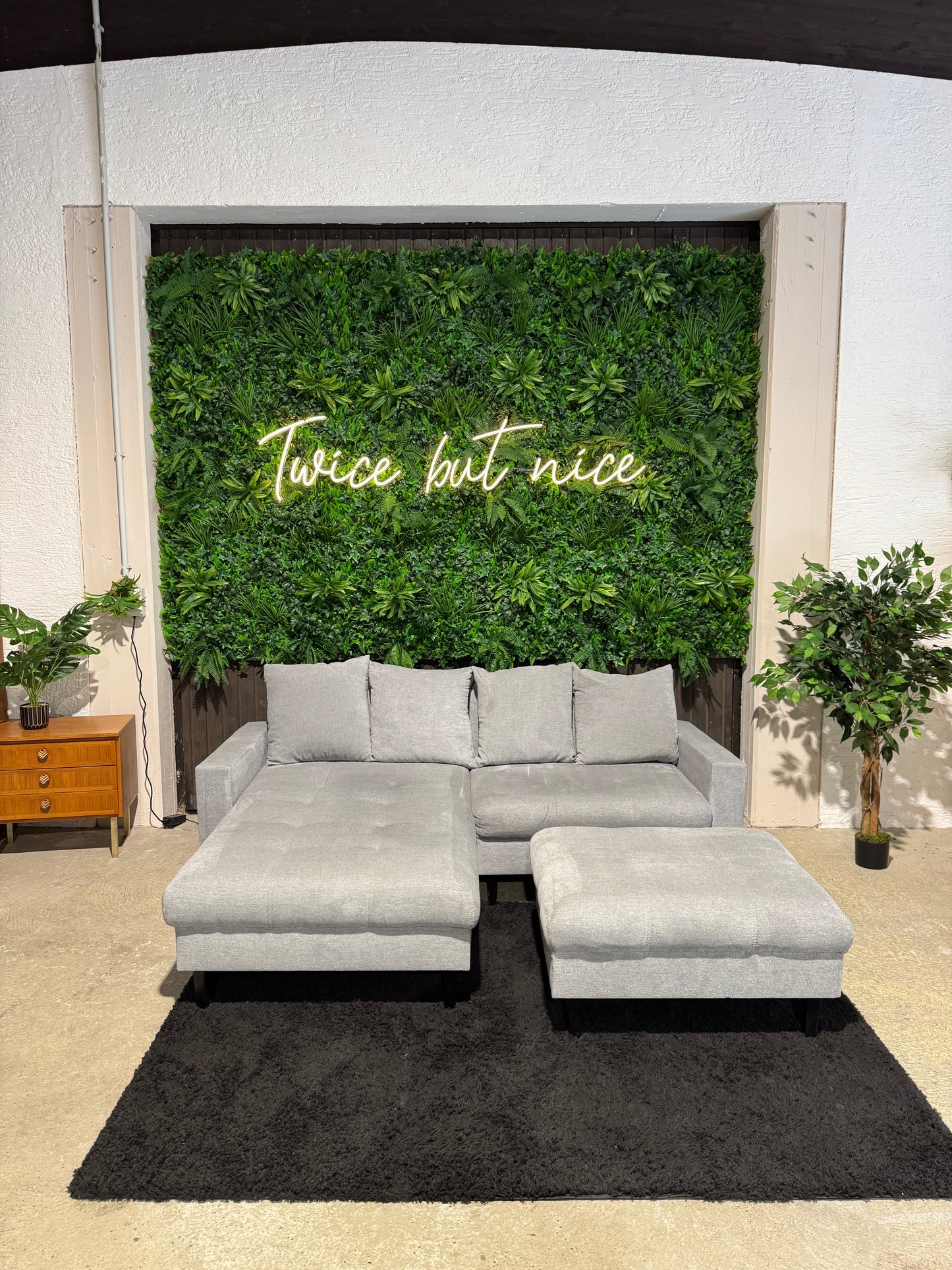hellgraues Ecksofa mit Hocker