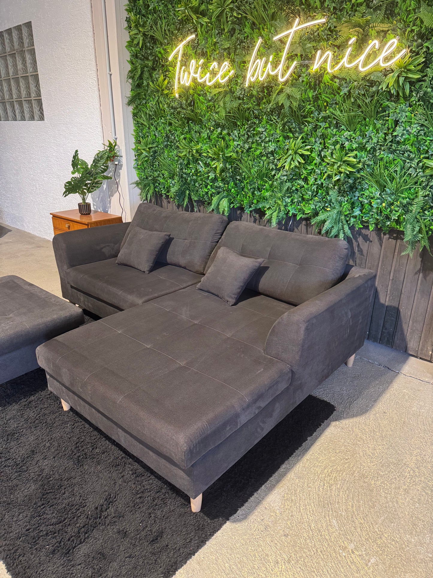 „Ti‘me your style“ Ecksofa mit Hocker