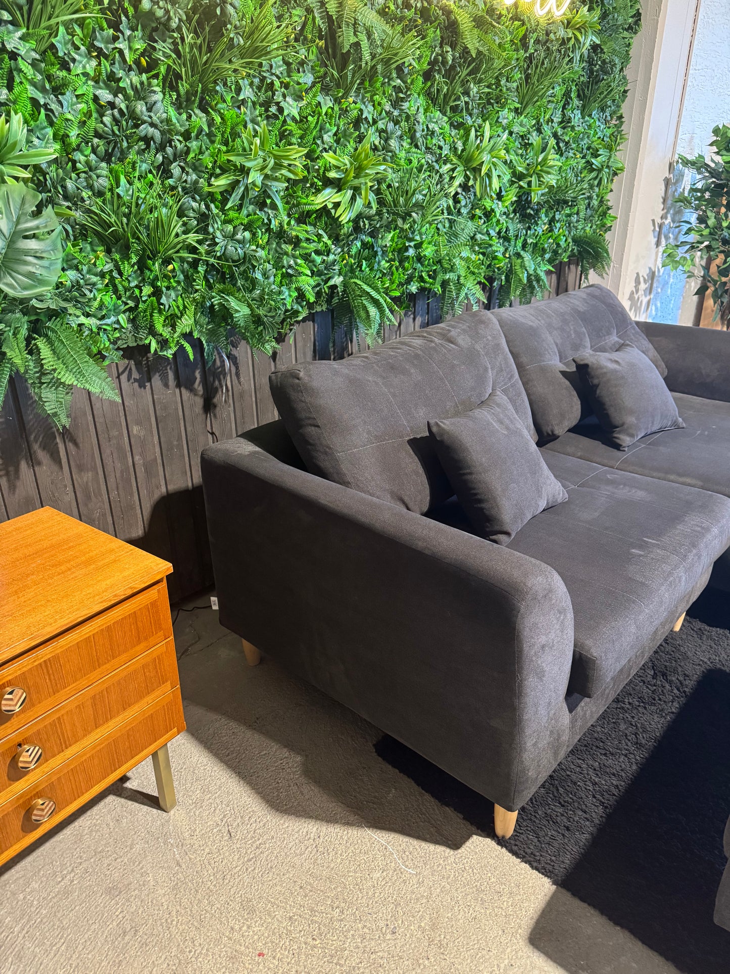 „Ti‘me your style“ Ecksofa mit Hocker