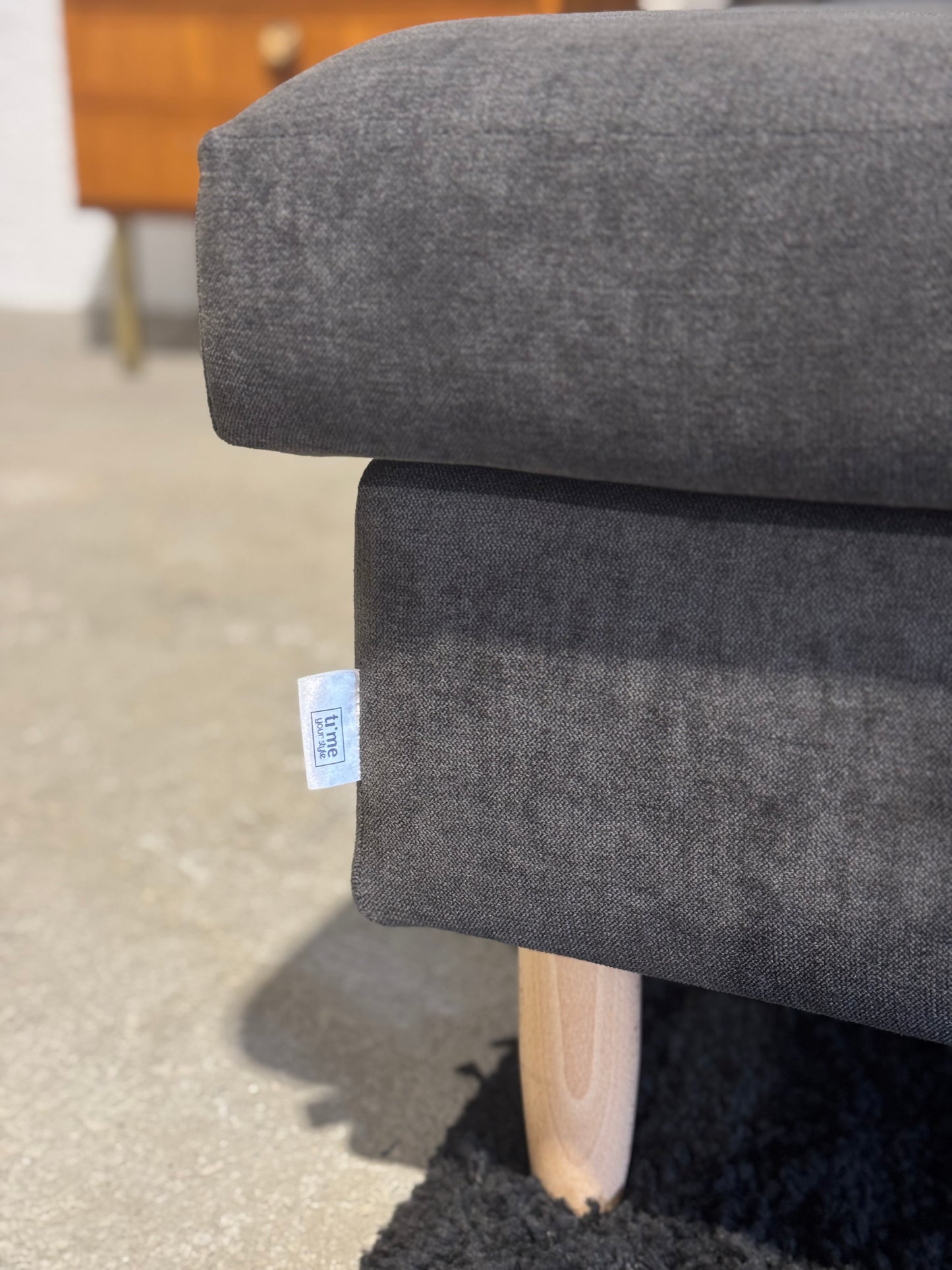 „Ti‘me your style“ Ecksofa mit Hocker