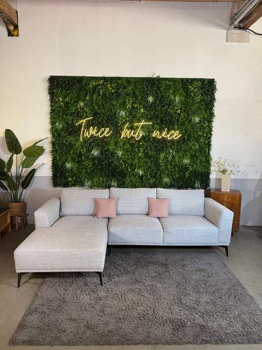 Modernes, hellgraues Ecksofa