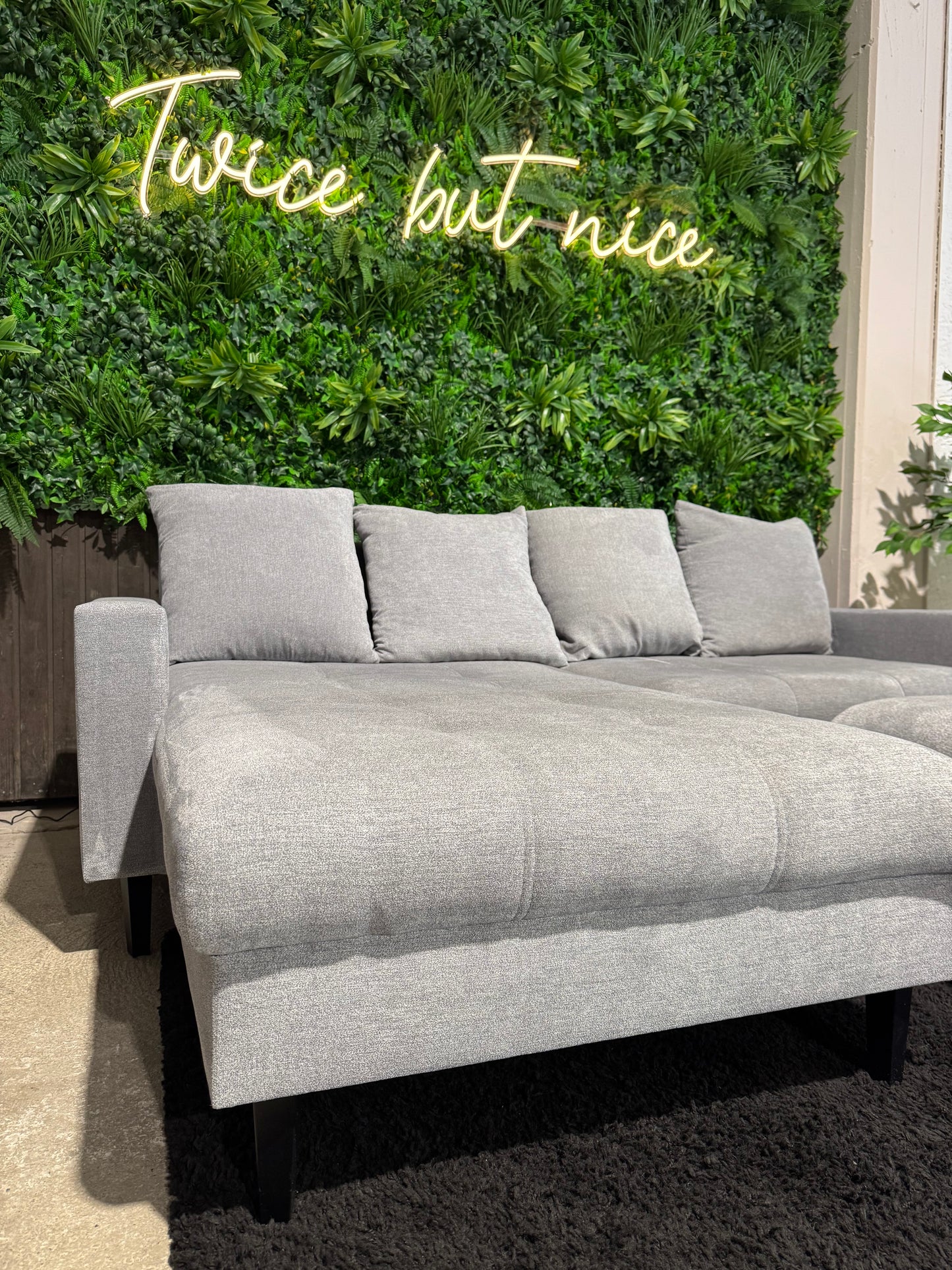hellgraues Ecksofa mit Hocker