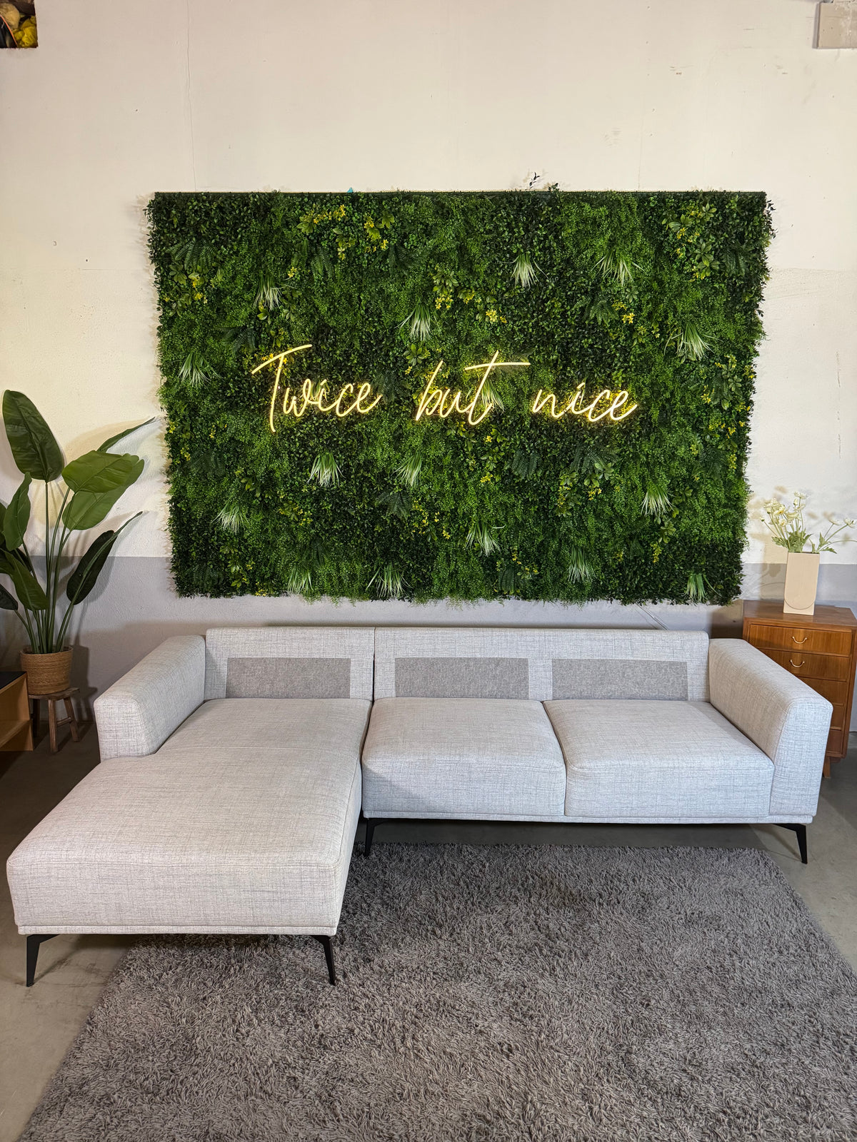 Modernes, hellgraues Ecksofa