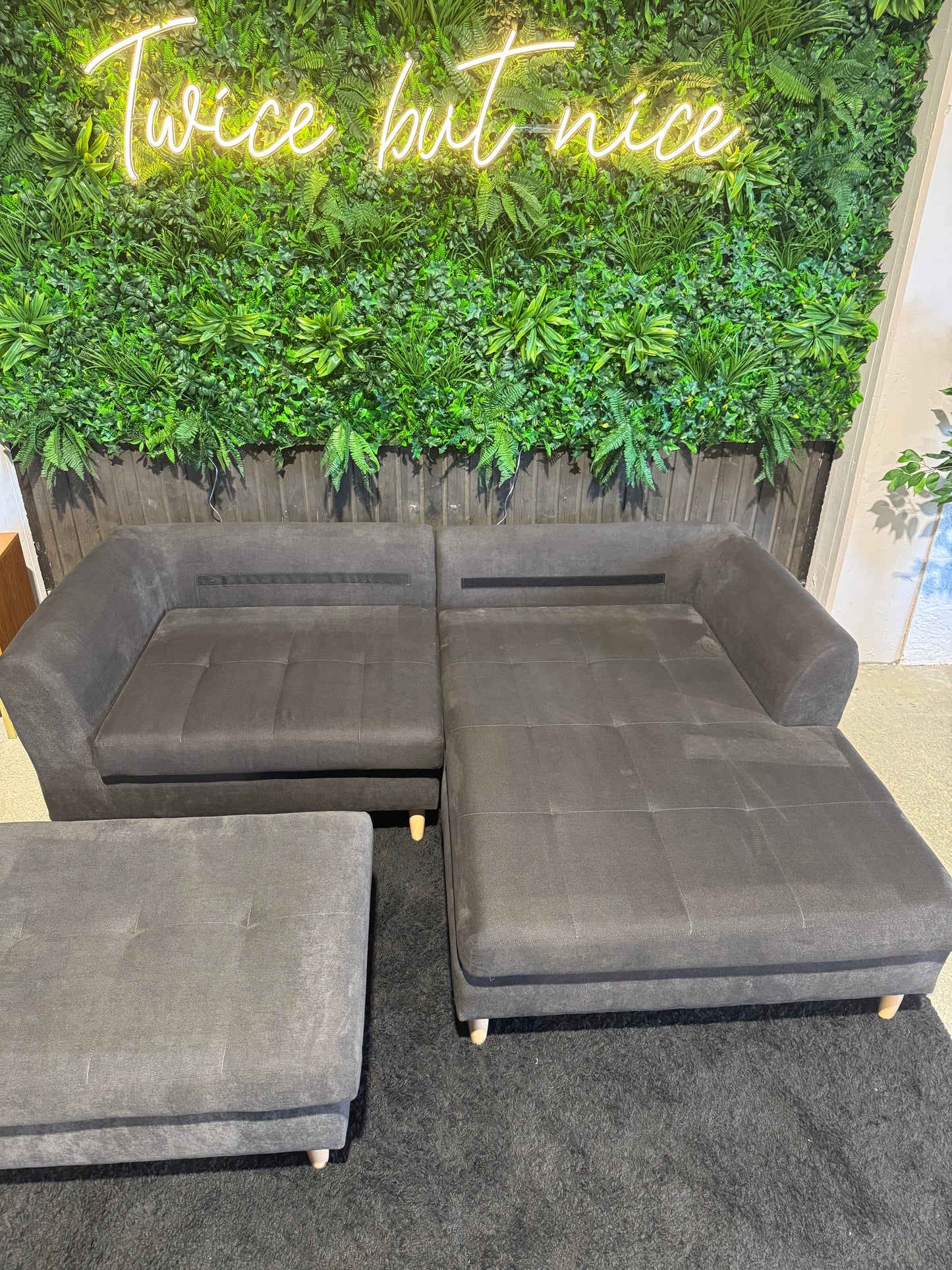 „Ti‘me your style“ Ecksofa mit Hocker