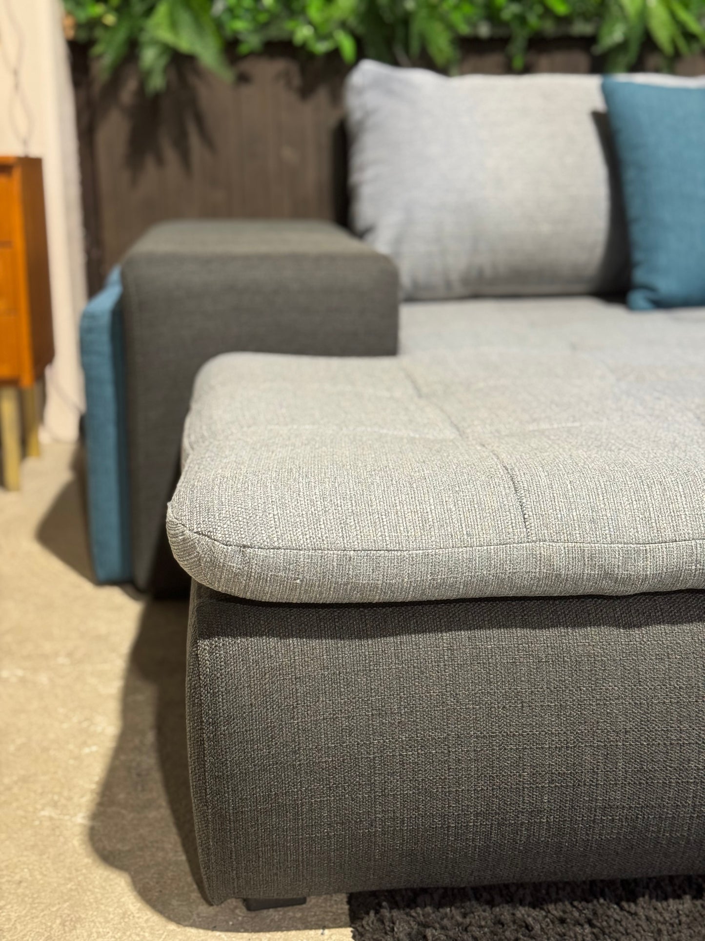 Ecksofa mit Schlaffunktion + 2 Hocker