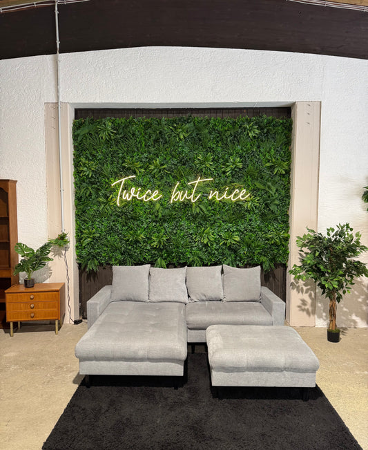 hellgraues Ecksofa mit Hocker