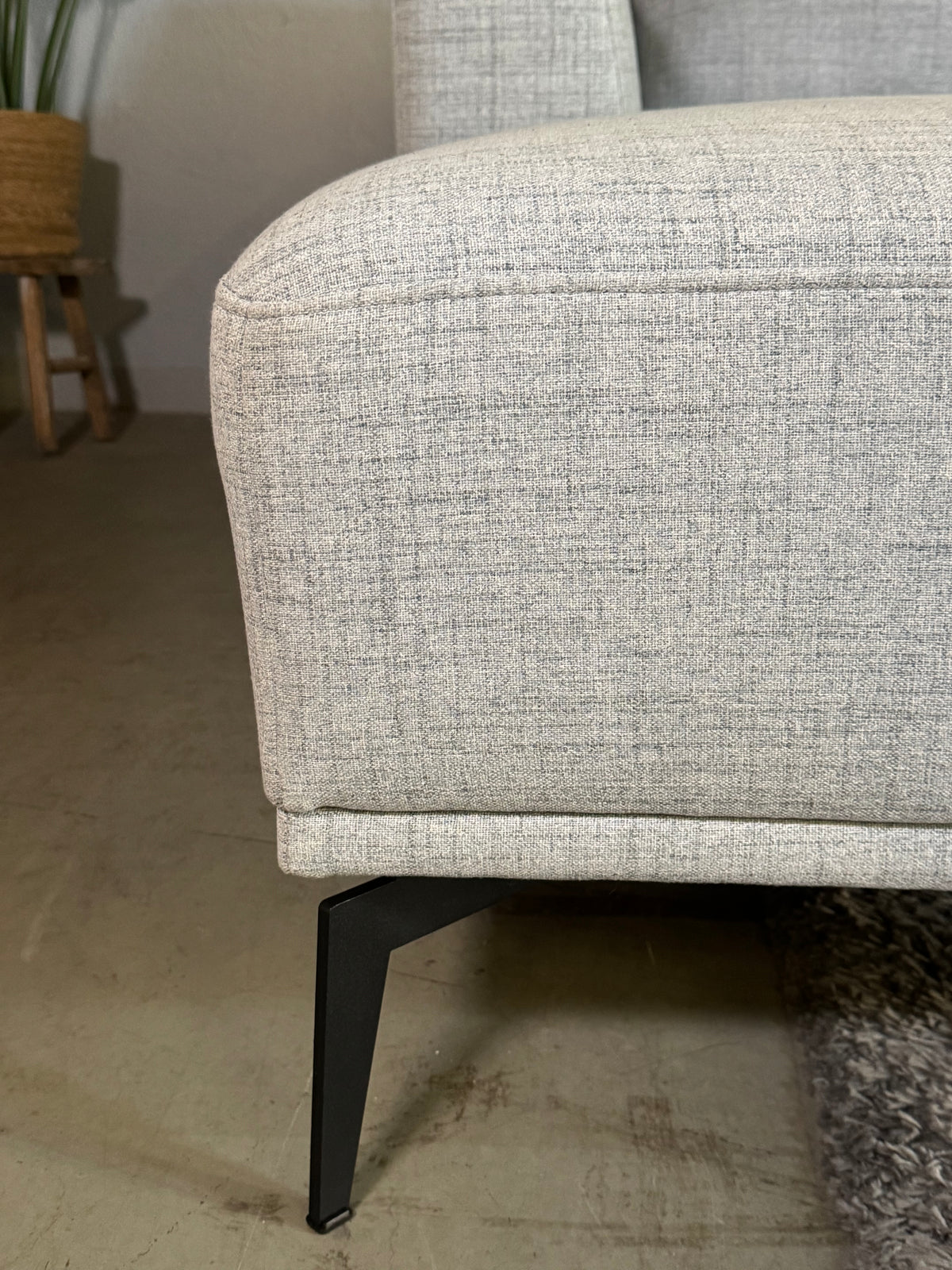 Modernes, hellgraues Ecksofa