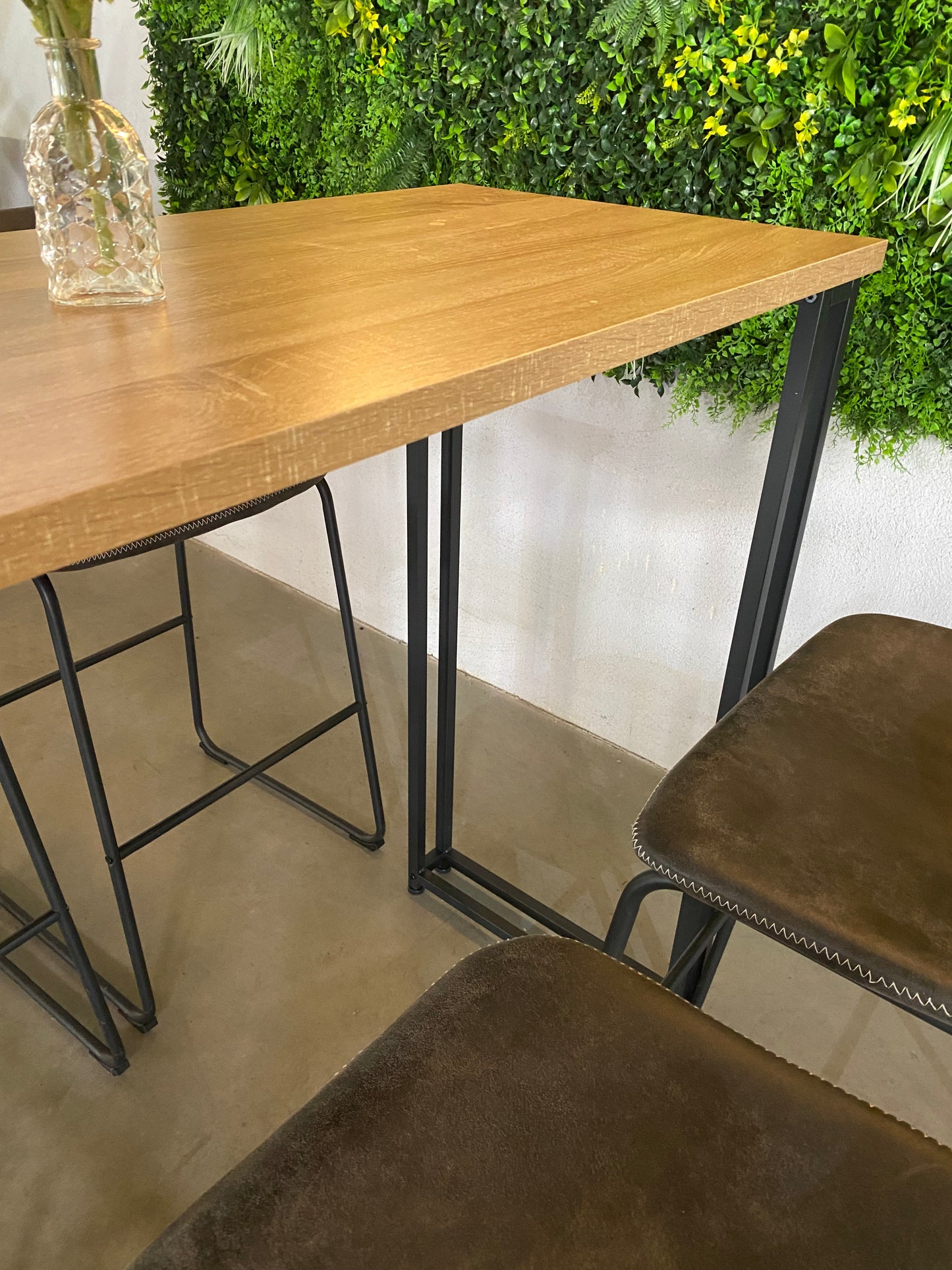 Bartisch mit vier Barhockern