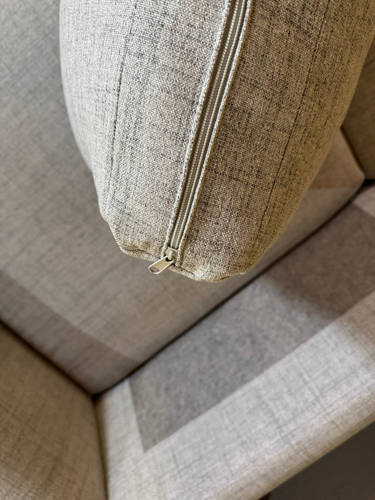 Modernes, hellgraues Ecksofa