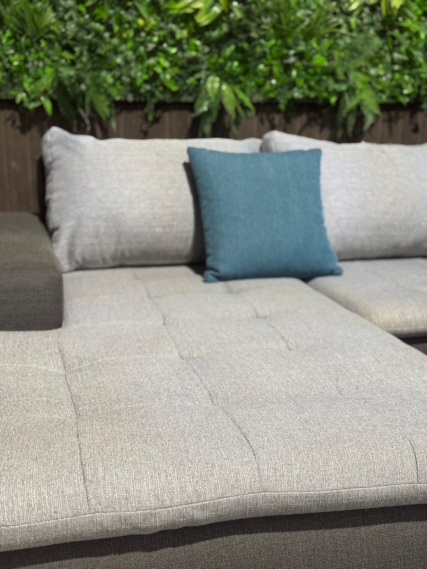 Ecksofa mit Schlaffunktion + 2 Hocker