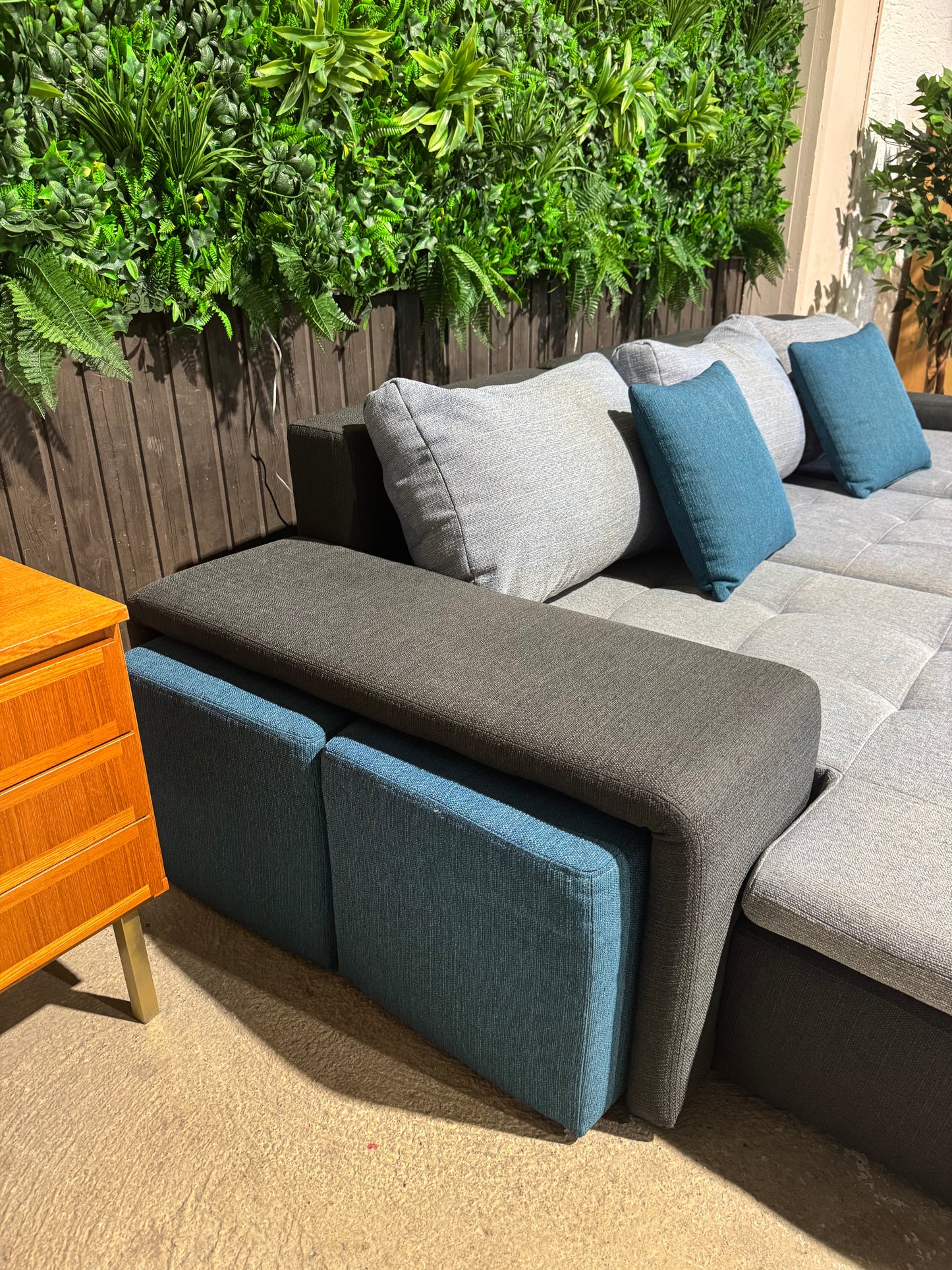 Ecksofa mit Schlaffunktion + 2 Hocker