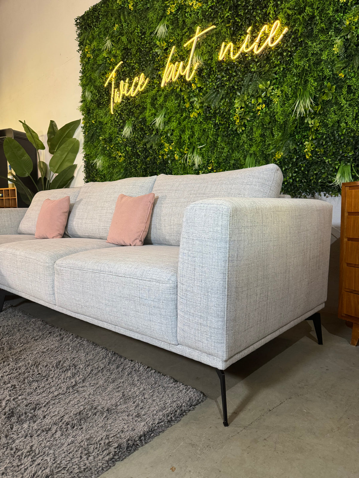 Modernes, hellgraues Ecksofa