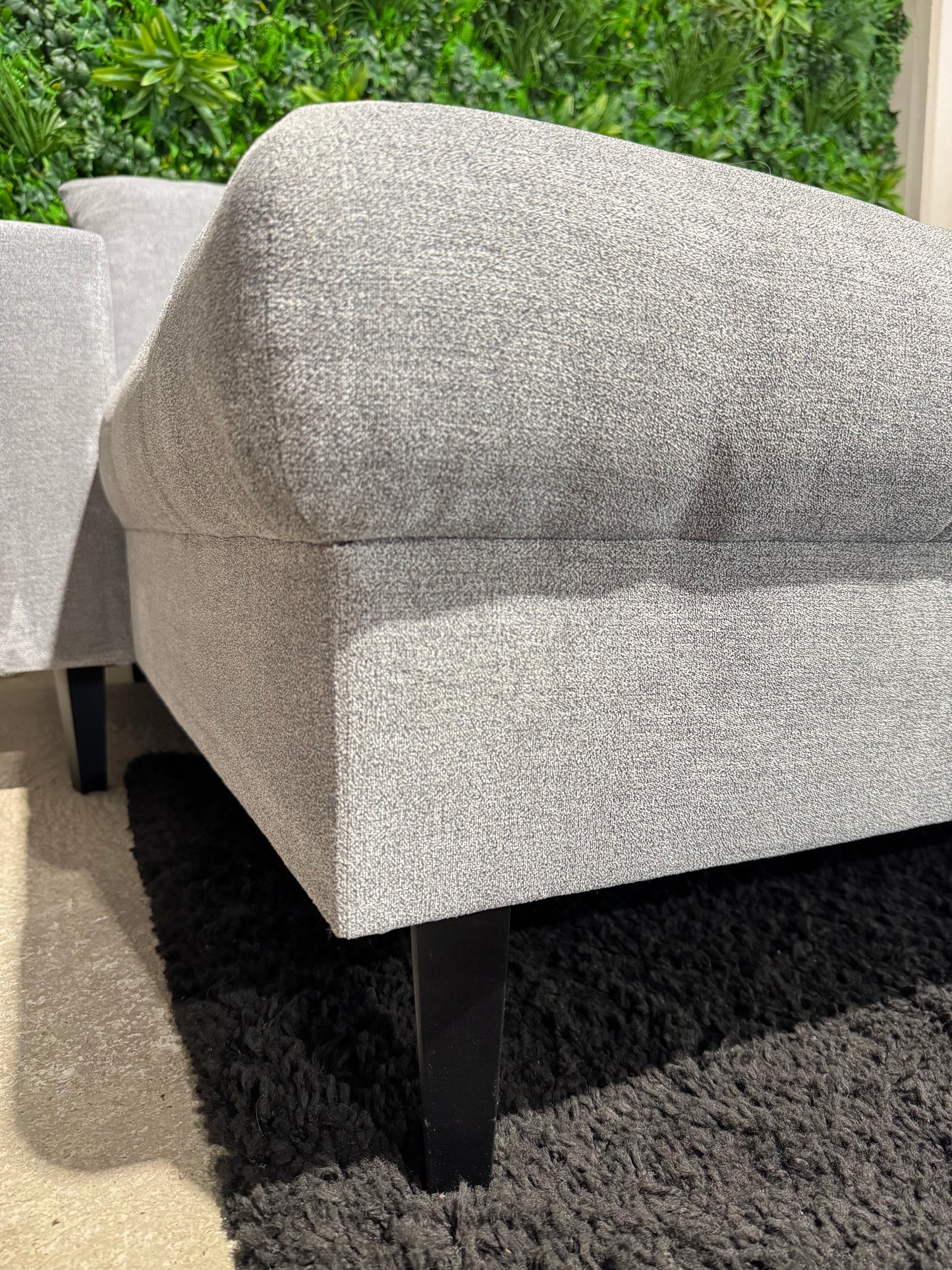 hellgraues Ecksofa mit Hocker