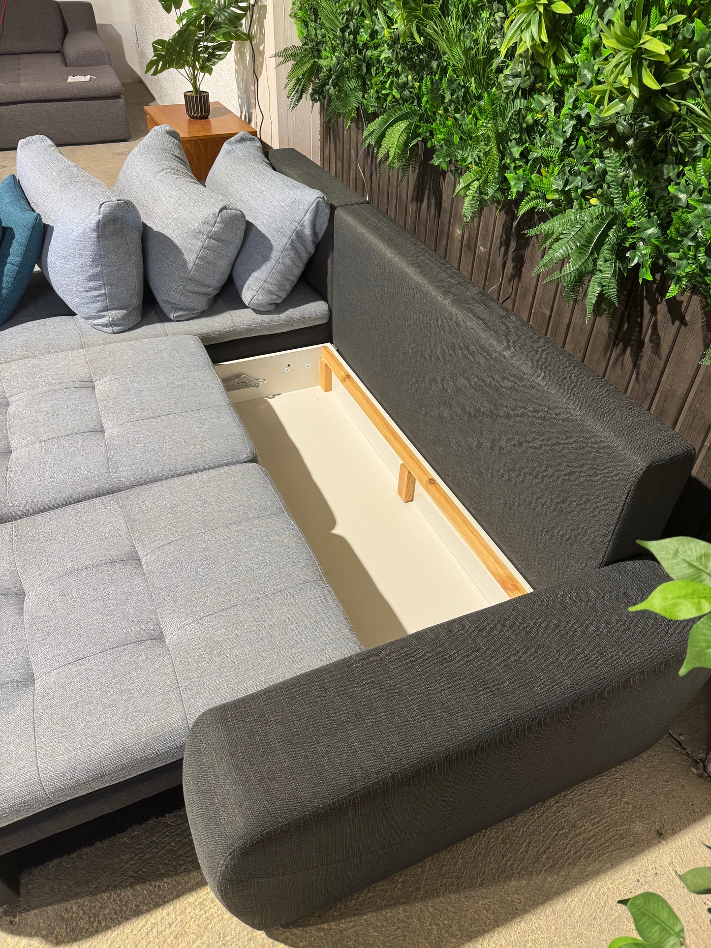 Ecksofa mit Schlaffunktion + 2 Hocker