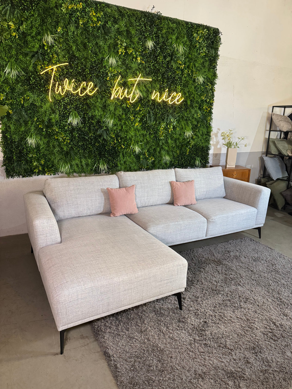 Modernes, hellgraues Ecksofa