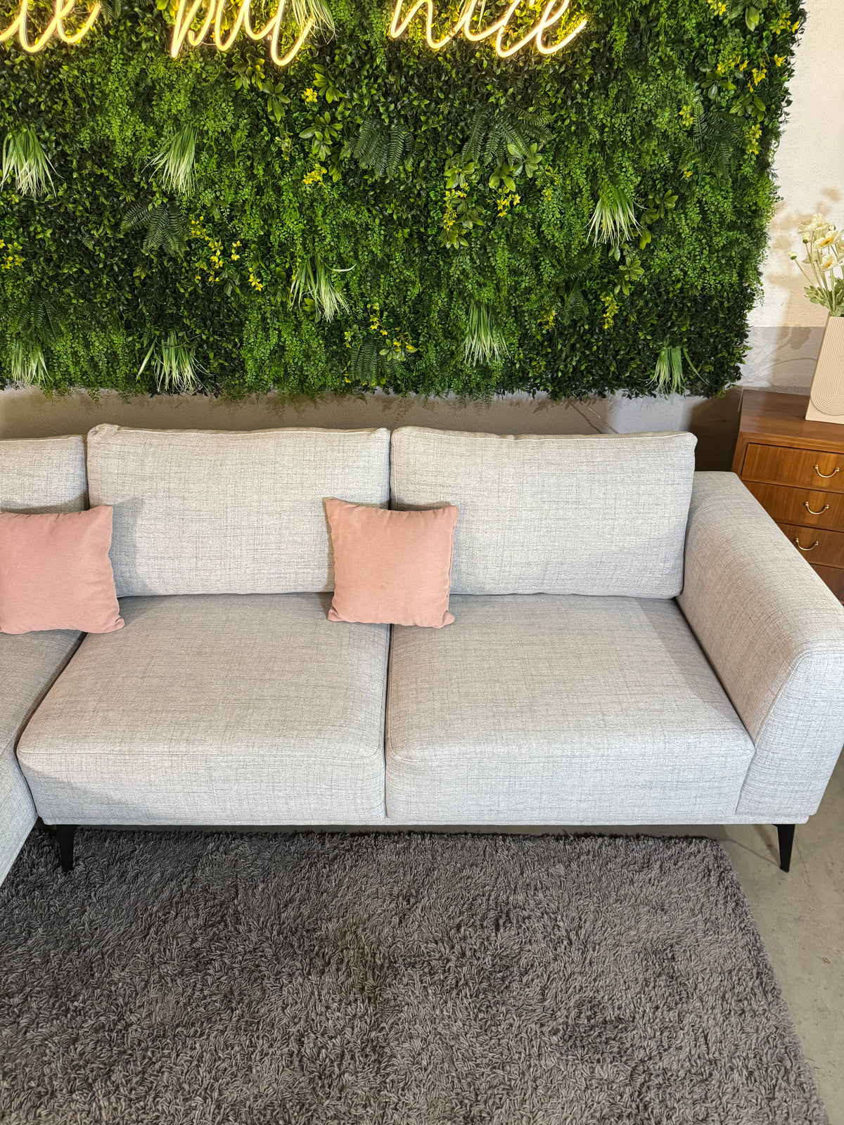Modernes, hellgraues Ecksofa