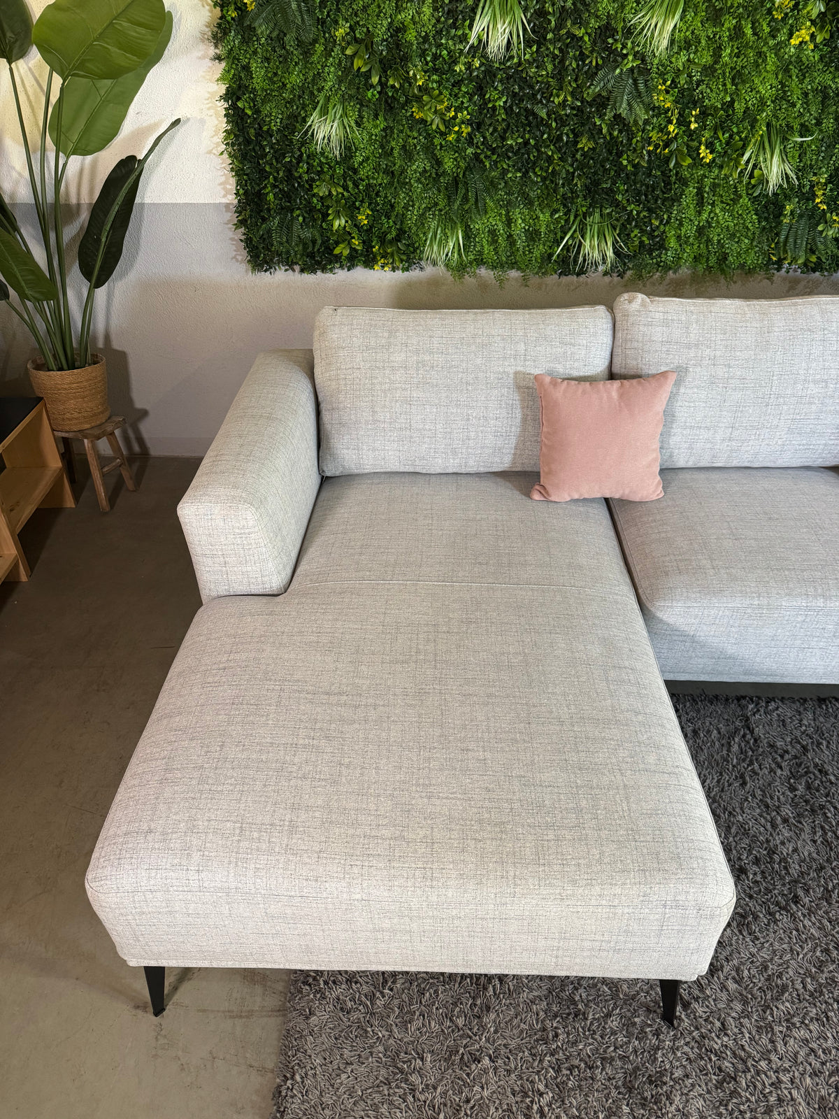 Modernes, hellgraues Ecksofa