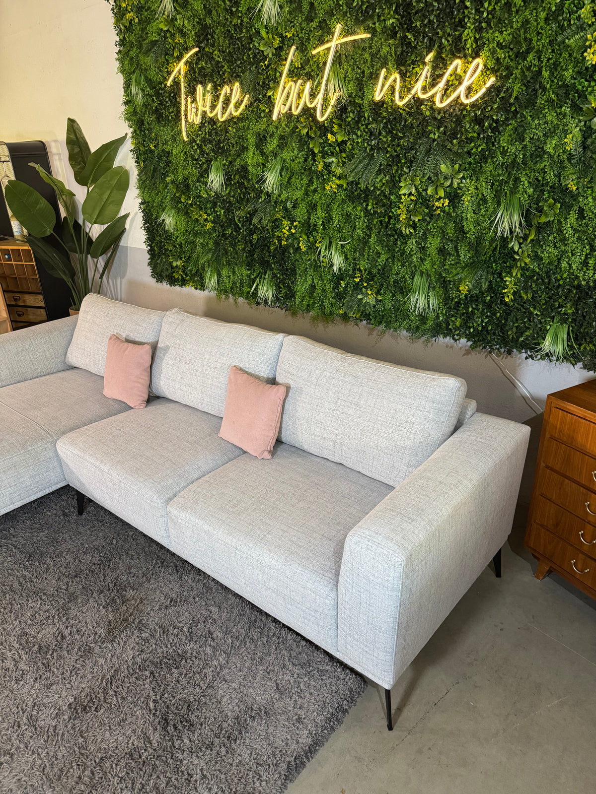 Modernes, hellgraues Ecksofa