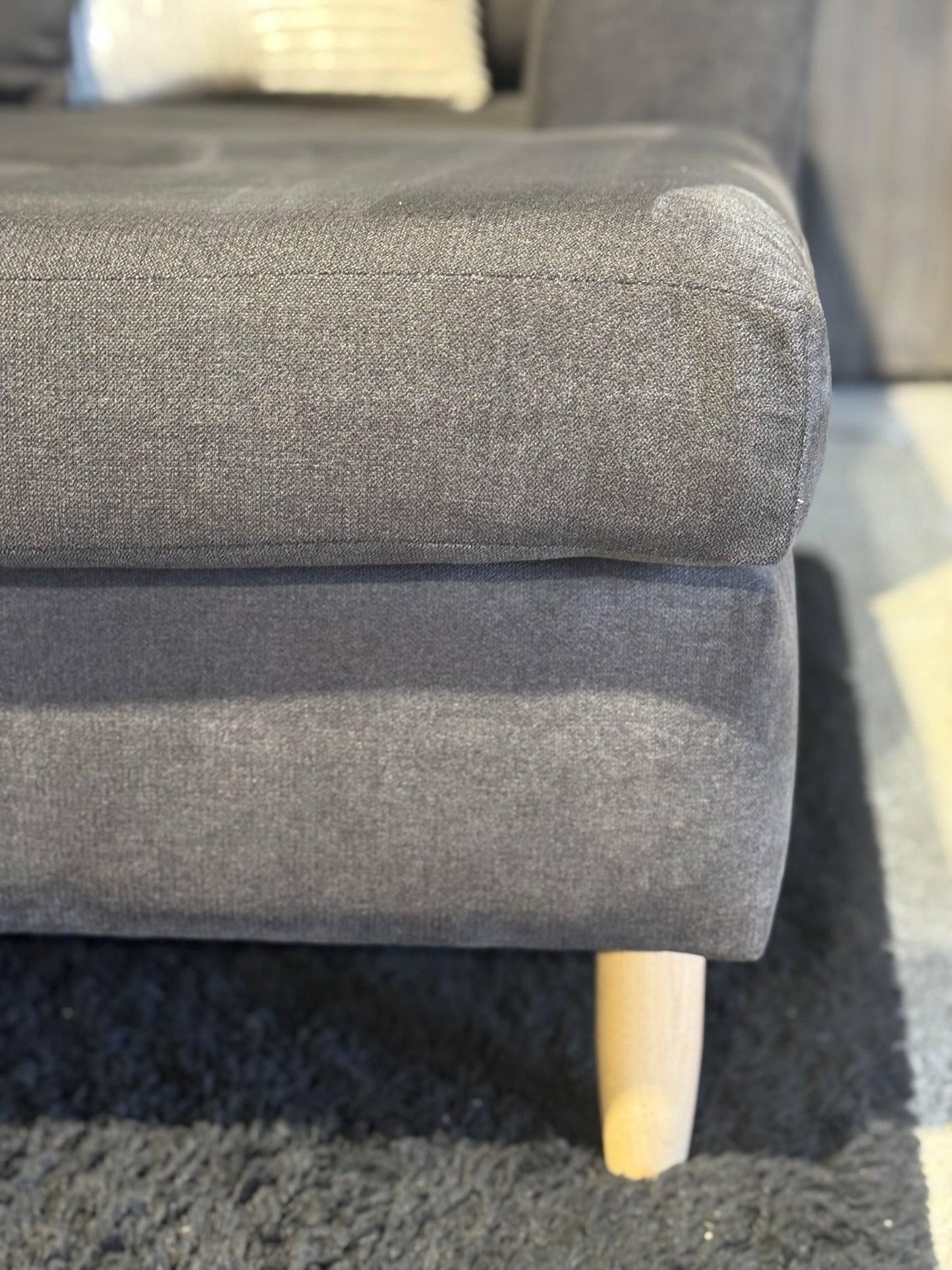 „Ti‘me your style“ Ecksofa mit Hocker