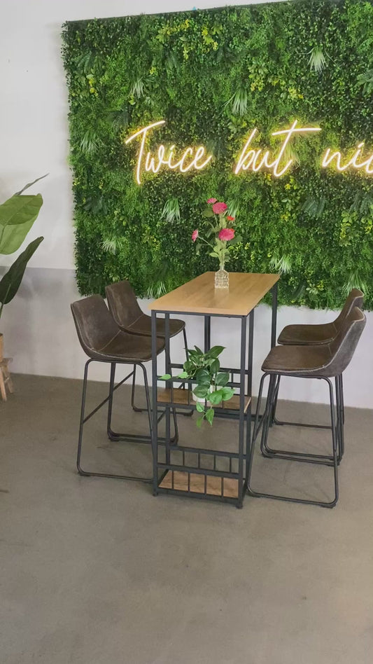 Bartisch mit vier Barhockern